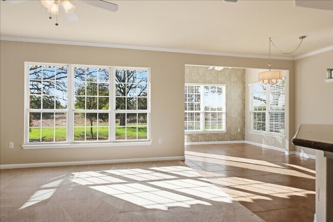 Foto del edificio - 809 Whispering Wind Dr