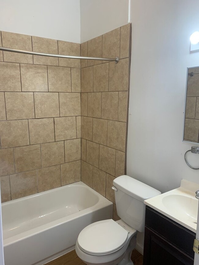 Building Photo - 2 Bedroom 1st Floor-Parking- Penn Park Are...