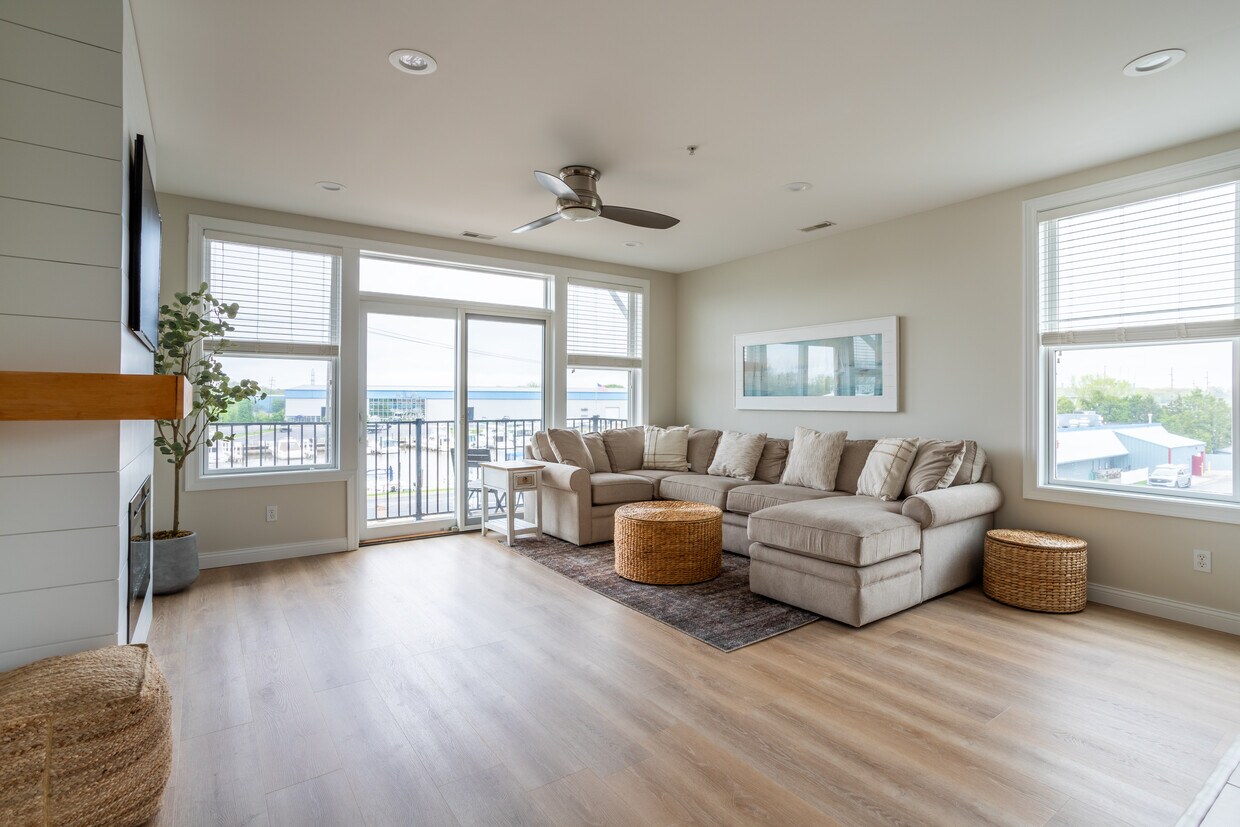 Family Room w/ Smart TV & Electric Fireplace - 1221 Broad St