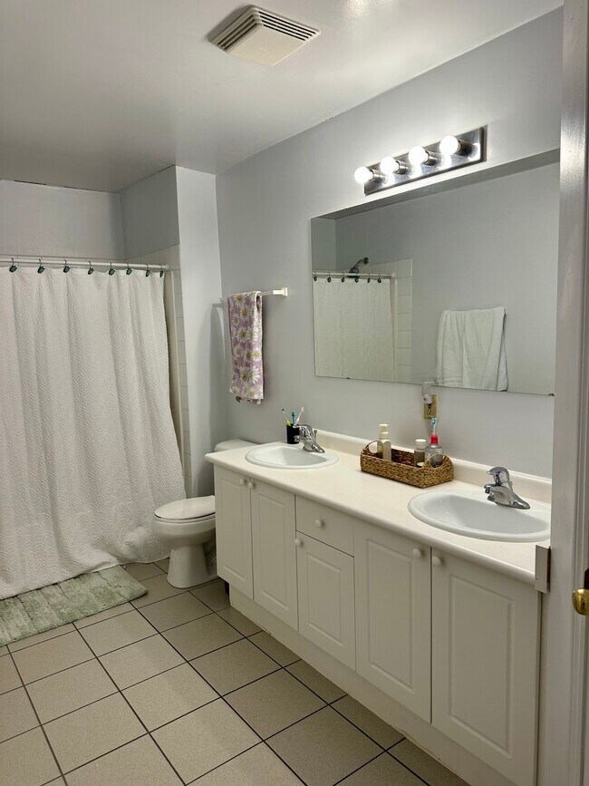 Photo du bâtiment - Summer Room for rent in a 3 bedroom Great apartment