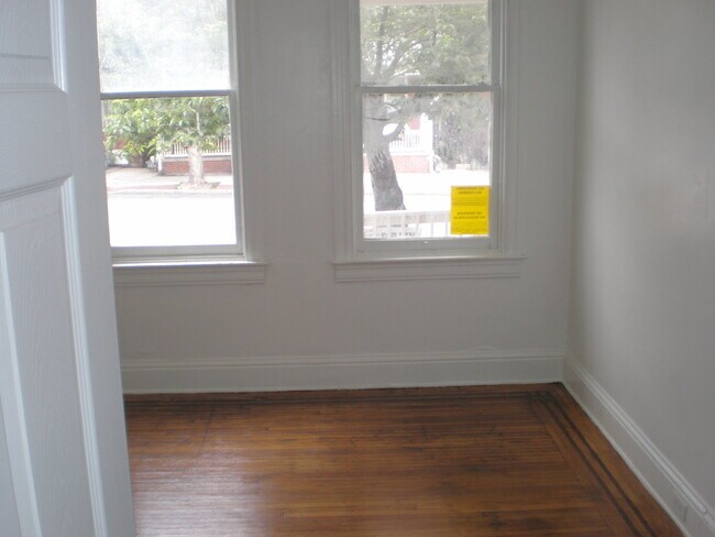 Foto del edificio - 1st Floor Apartment-Parking West End of Yo...