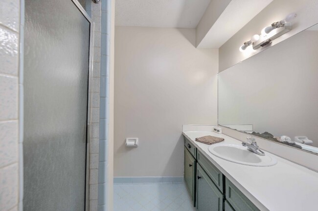 Building Photo - 99 Southview Dr