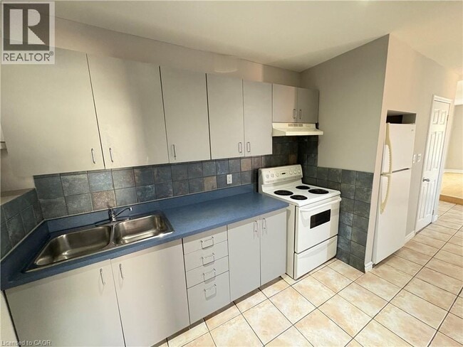 Building Photo - 201 James St S