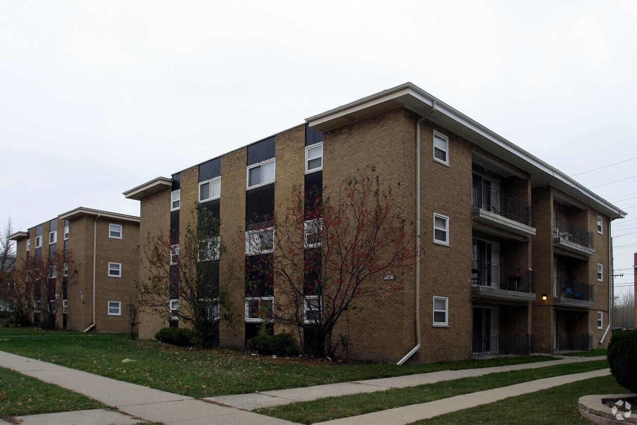 Building Photo - 14036-14050 S Tracy Ave