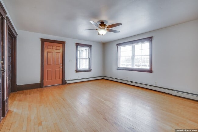 Building Photo - 211 Oak St