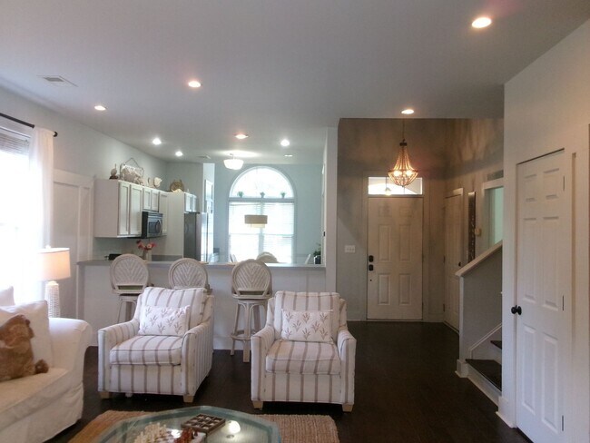 Foto del edificio - Walk to the Ocean from this 3 bedroom, 2.5...