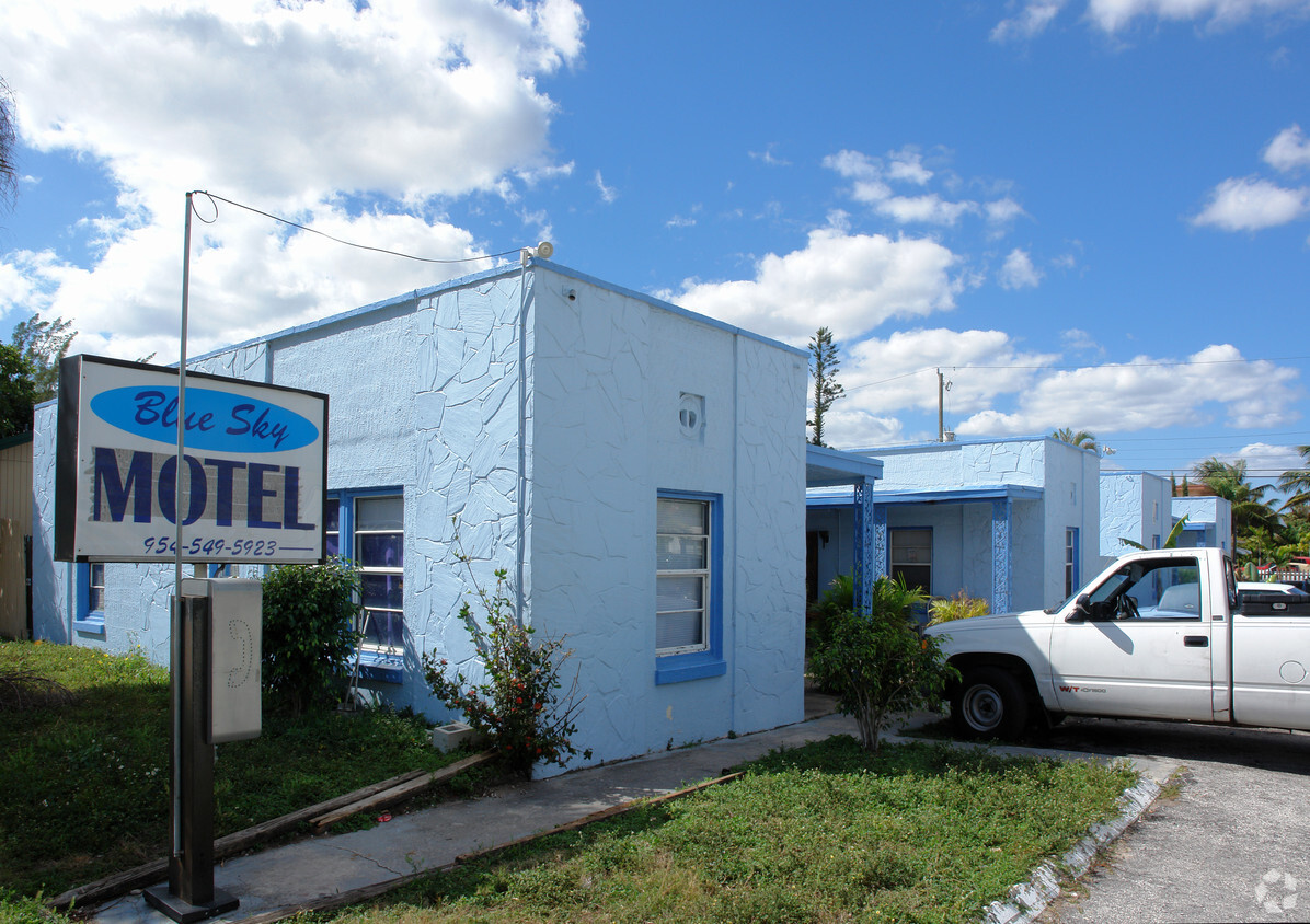 Primary Photo - Blue Sky Motel