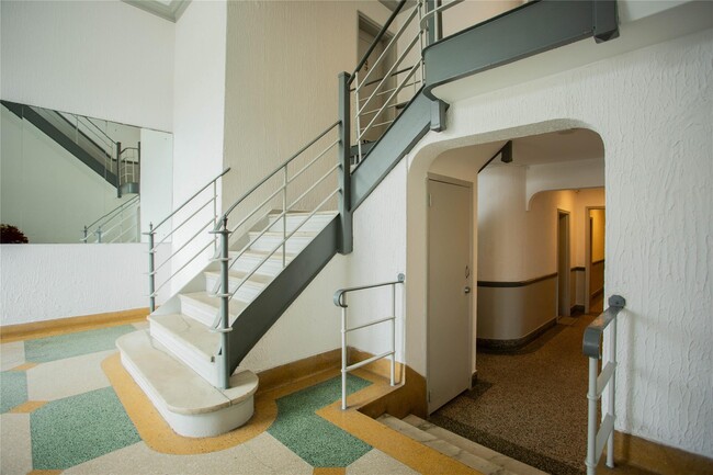 Foto del edificio - 302 E Broadway