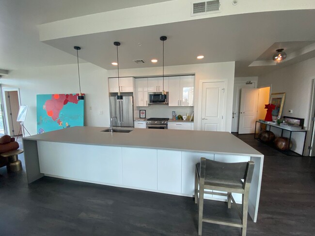 Building Photo - Large 2 bedroom 2 1/2 bath condo at One Li...