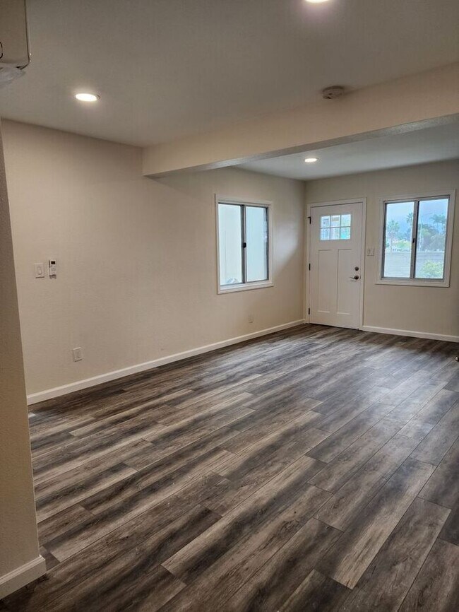 Foto del edificio - La Mesa Village Jr. One Bedroom-NICE SPACE