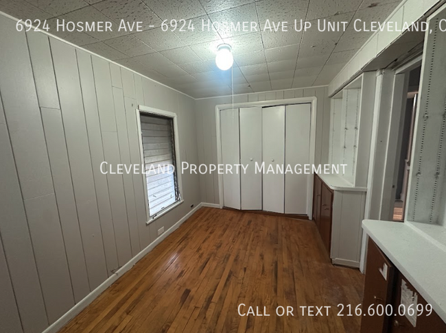 Building Photo - Newly Renovated Cleveland Duplex