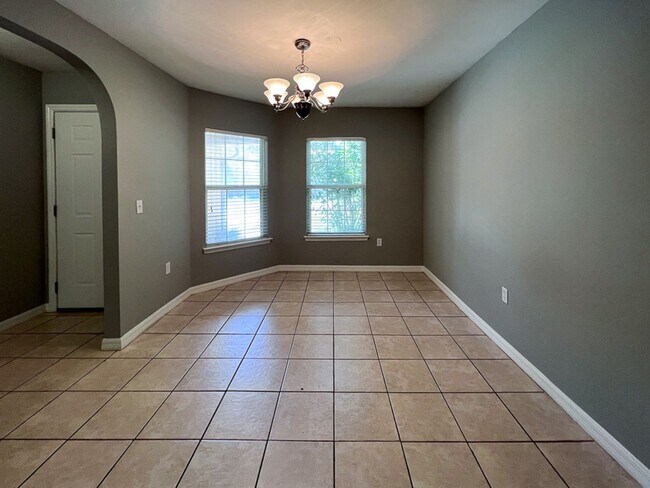 Building Photo - Pet Friendly 4BR/2BA House Close to UF - A...