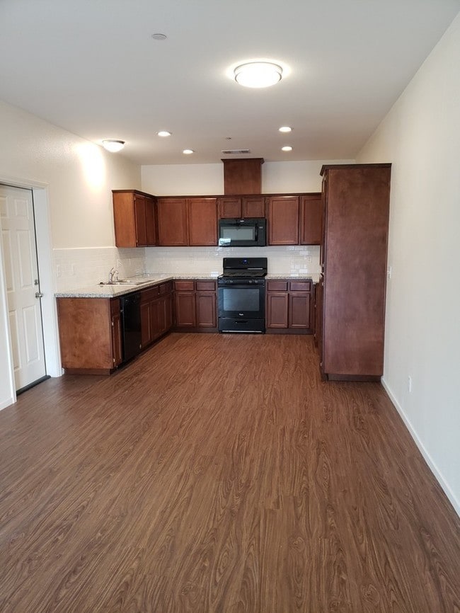 Building Photo - Brand new 4-Plex! Must see to believe!