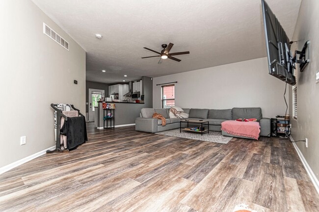 Building Photo - Spacious single family home