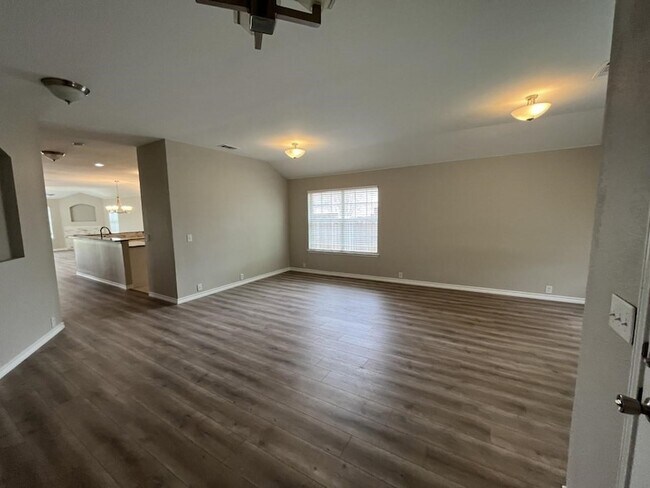 Foto del edificio - 3004 Elderberry Dr