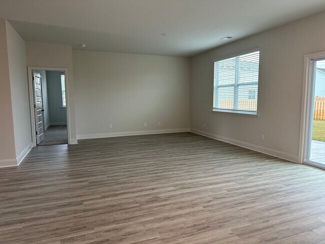 Foto del edificio - Beautiful new construction home in Richmond Hill, GA!