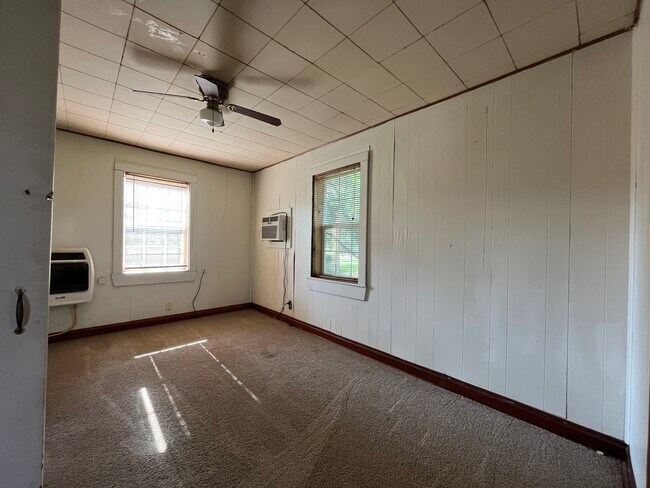 Extra Room - 910 S Adams St