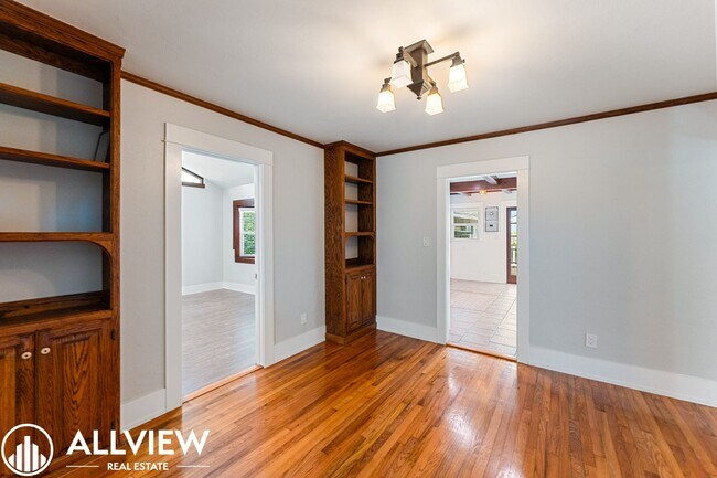 Building Photo - Charming Eastside Costa Mesa Home with Private Yards & Covered Patio Near Newport Beach