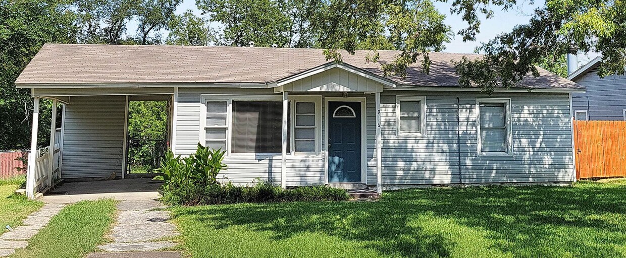 Primary Photo - Bright & Open 3 Bedroom Home