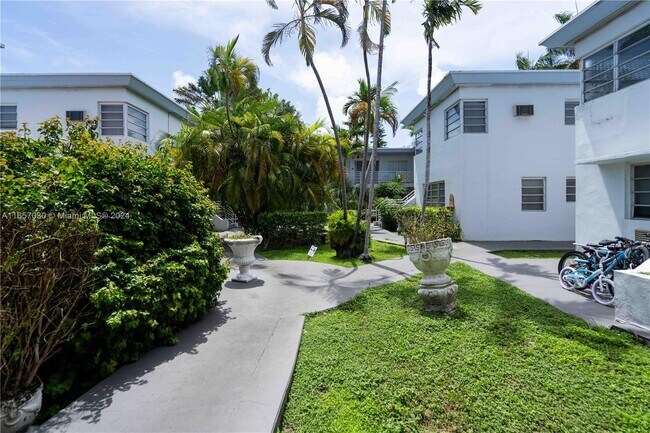 Foto del edificio - 8315 Byron Ave