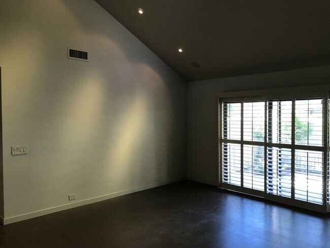Foto del edificio - 270 W Rumble Rd