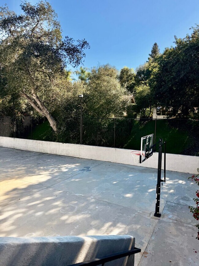 Foto del edificio - Gorgeous Tarzana Home