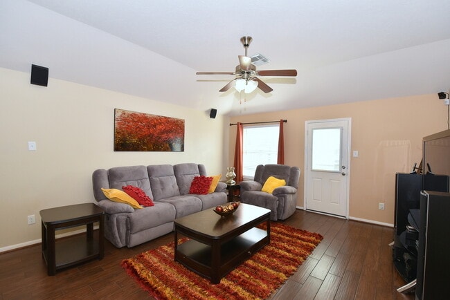 Foto del edificio - BEAUTIFUL 3 BEDROOM 2 BATH WITH WOOD TILE ...