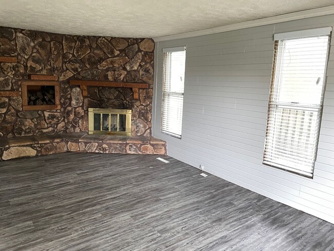 Building Photo - 3 Bedroom House Steps Away From Washington...