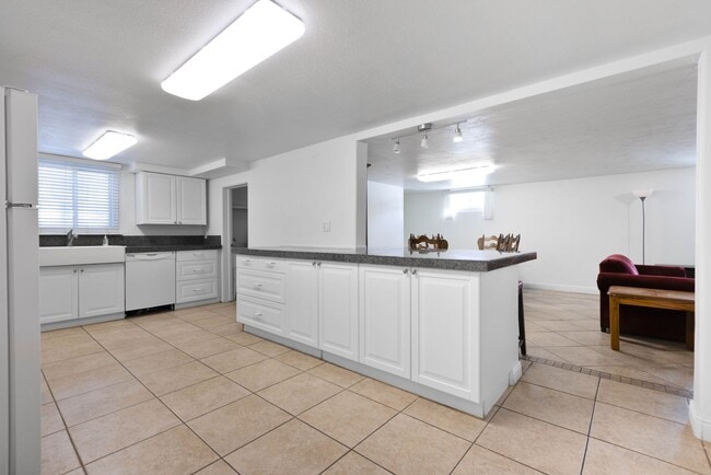Building Photo - R134IC
