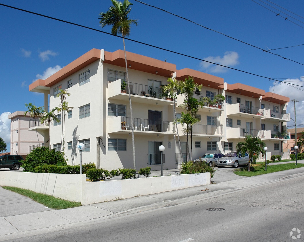 Building Photo - 1700 SW 19th St