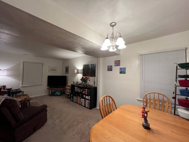 Foto del edificio - Beautiful Haymarket Square Home