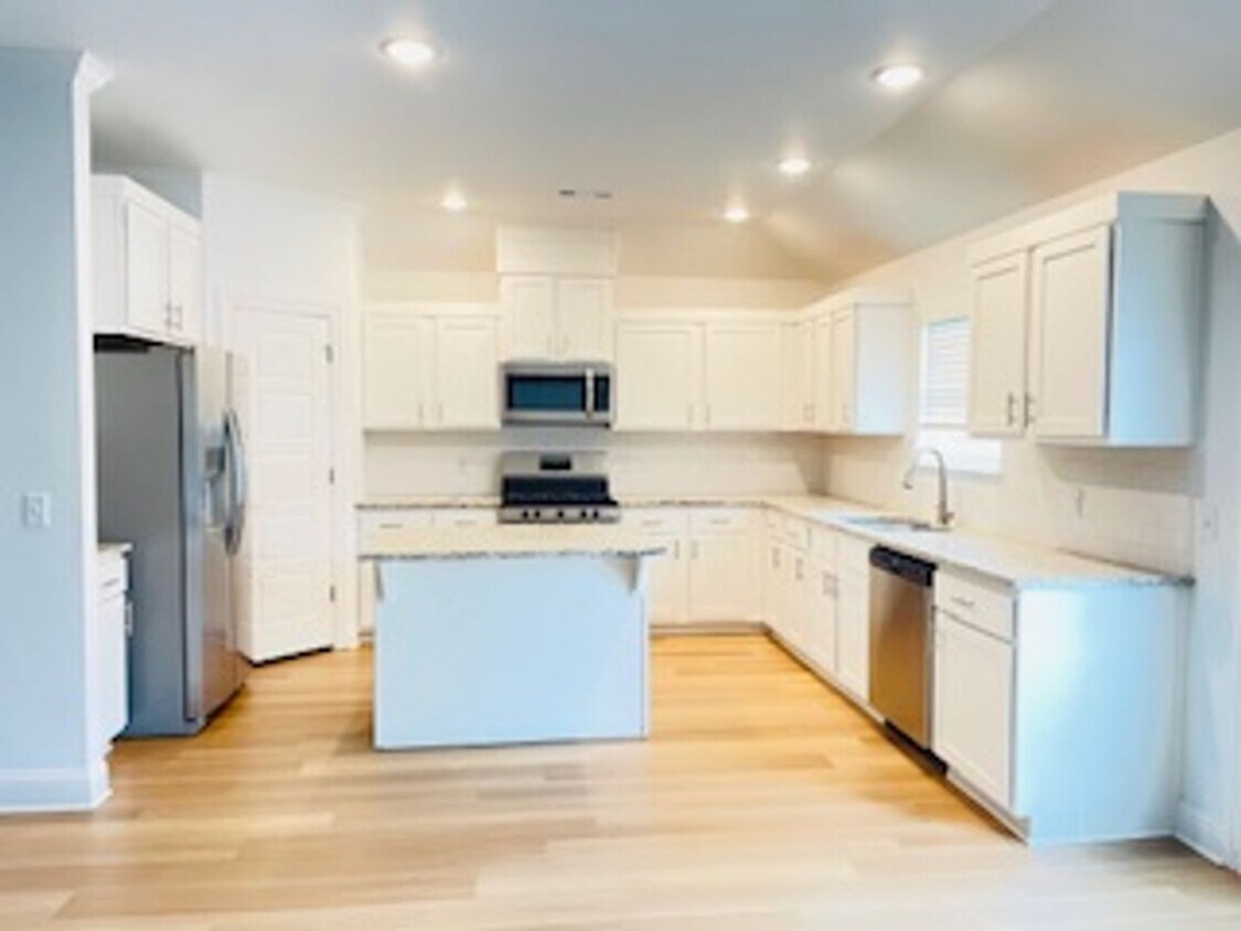 Primary Photo - Beautiful 3 Bedroom 2 Bathroom Home