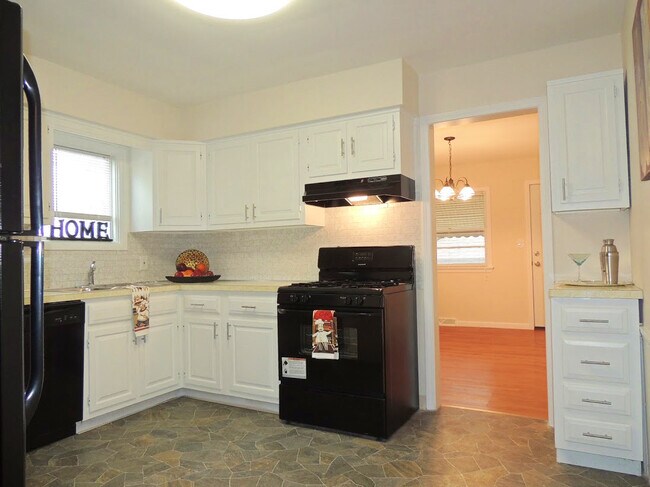 Building Photo - 4 Bedroom - 2 Full Bathroom Home for Rent!