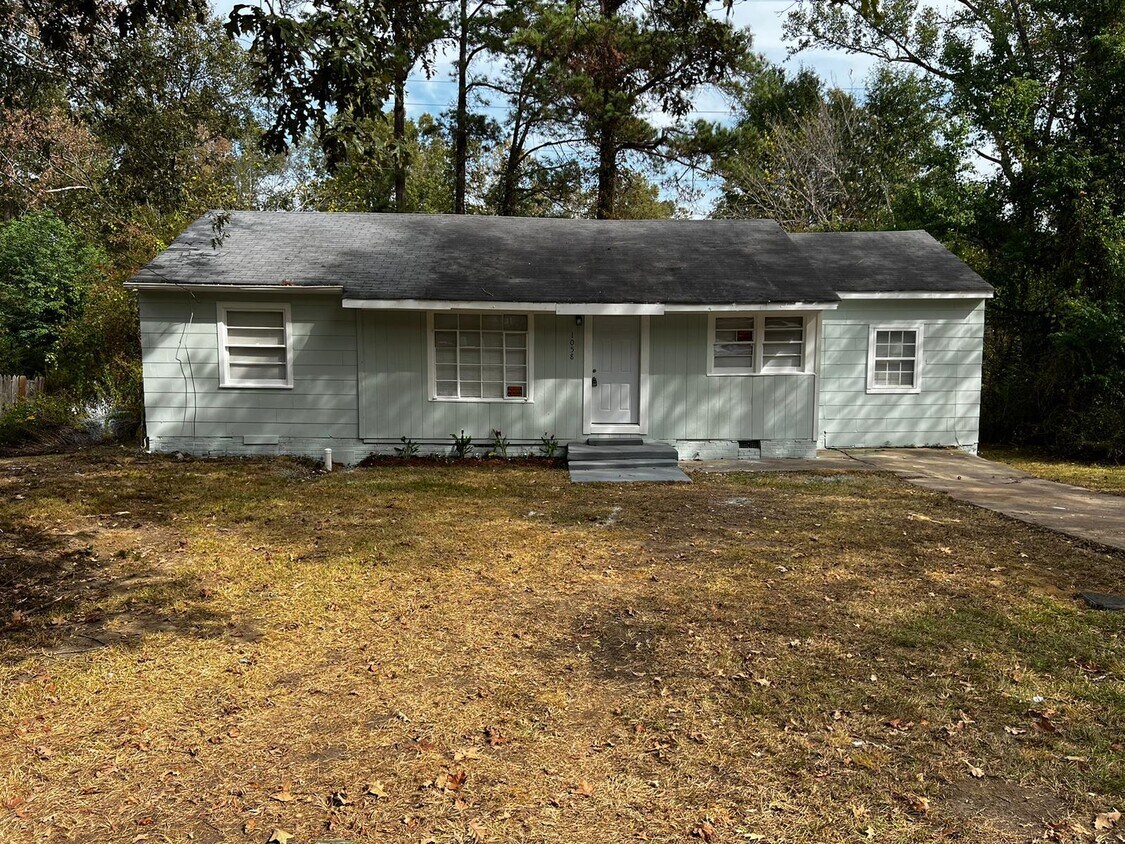 Primary Photo - 1058 Combs St