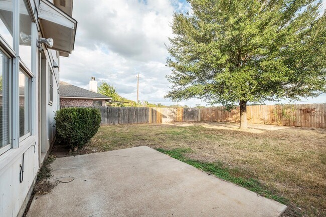 Foto del edificio - Charming East Austin 2-Story | 3BR | Spacious Yard & Modern Kitchen