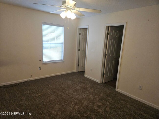 Building Photo - Cute townhome ready to move in