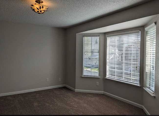 Building Photo - 941 Beechwood Cir