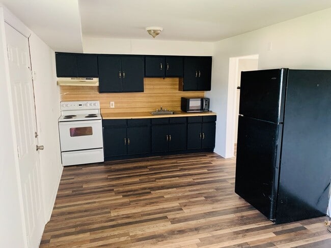 Building Photo - Coming soon! 3 Bedroom 1 Bath home in York...