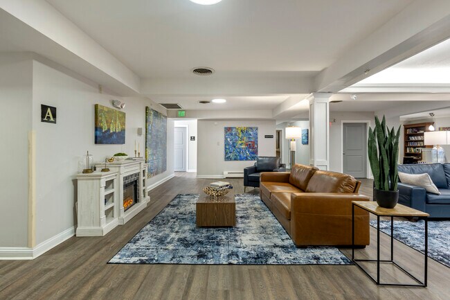 Área social para residentes - Serenity Manor 55+ Active Adult