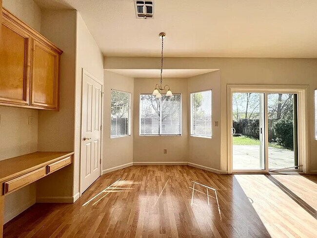 Foto del edificio - Beautiful One-Level Ranch-Style Home in Ro...
