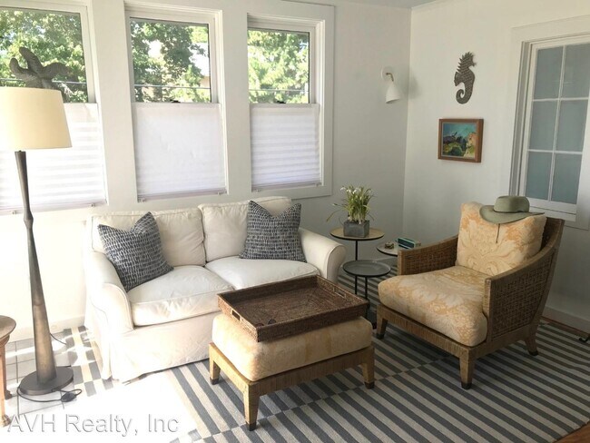 Foto del edificio - 1 br, 1.5 bath House - 11 Stewart Ave