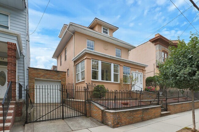 Building Photo - 121-123 Hauxhurst Ave