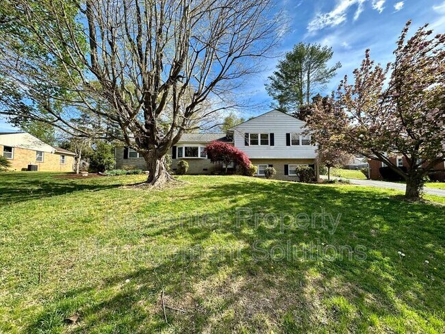 Building Photo - 2129 Forest Dr