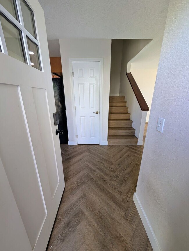 Foto del edificio - AWESOME 2 BED/1.5 BATH WITH LARGE YARD+WRA...
