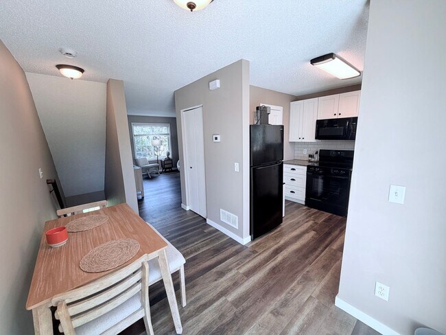 Foto del edificio - Modern 2-Bedroom Townhome in Apple Valley with Private Patio!!
