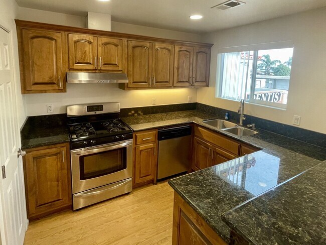 Foto del edificio - 1061 Saturn Blvd