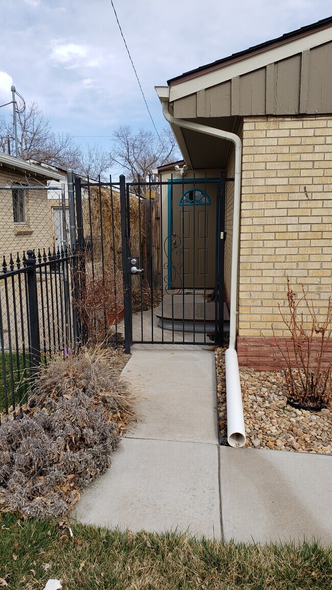 Gated security - 3250 Jasmine St