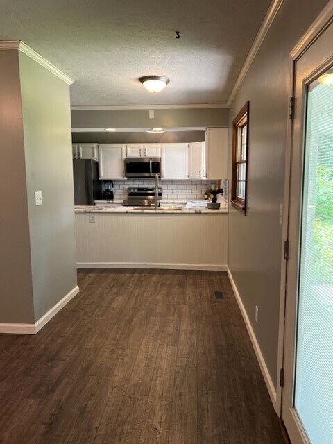 Building Photo - 5001 Pineview Dr