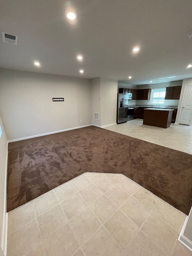 Building Photo - 3 Bedroom House w/ Yard and Garage!
