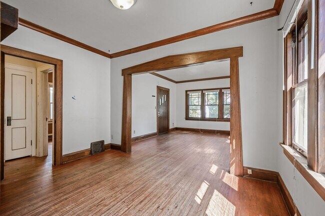 Foto del edificio - MUST SEE 5BD/2BA House close to U of M! Avail. 9/1/26!